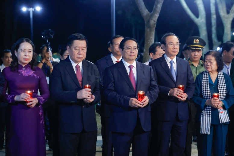 Thủ tướng Phạm Minh Chính và các đại biểu thắp nến tri ân các Anh hùng liệt sĩ tại Nghĩa trang Hàng Dương - Ảnh: VGP/Nhật Bắc