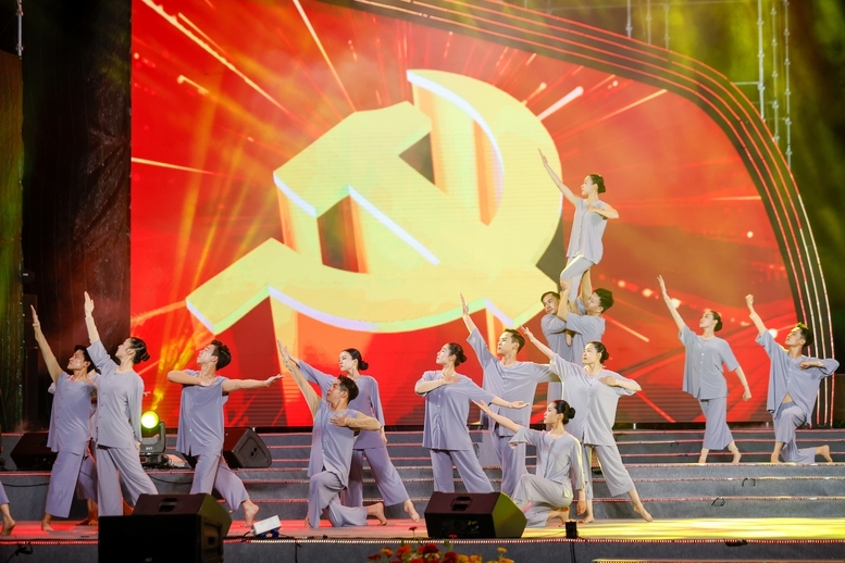 Chương trình Kỷ niệm 50 năm Ngày Giải phóng Côn Đảo - "Côn Đảo - Hùng ca ý chí Việt Nam" gồm 3 chương: "Bi tráng vùng đất thiêng"; "Khí phách giữa ngục tù"; "Bừng sáng khát vọng tương lai" - Ảnh: VGP/Nhật Bắc