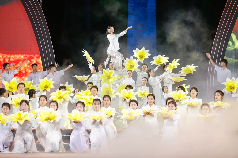Chương trình nghệ thuật Kỷ niệm 50 năm Ngày Giải phóng Côn Đảo - "Côn Đảo - Hùng ca ý chí Việt Nam" - Ảnh: VGP/Nhật Bắc