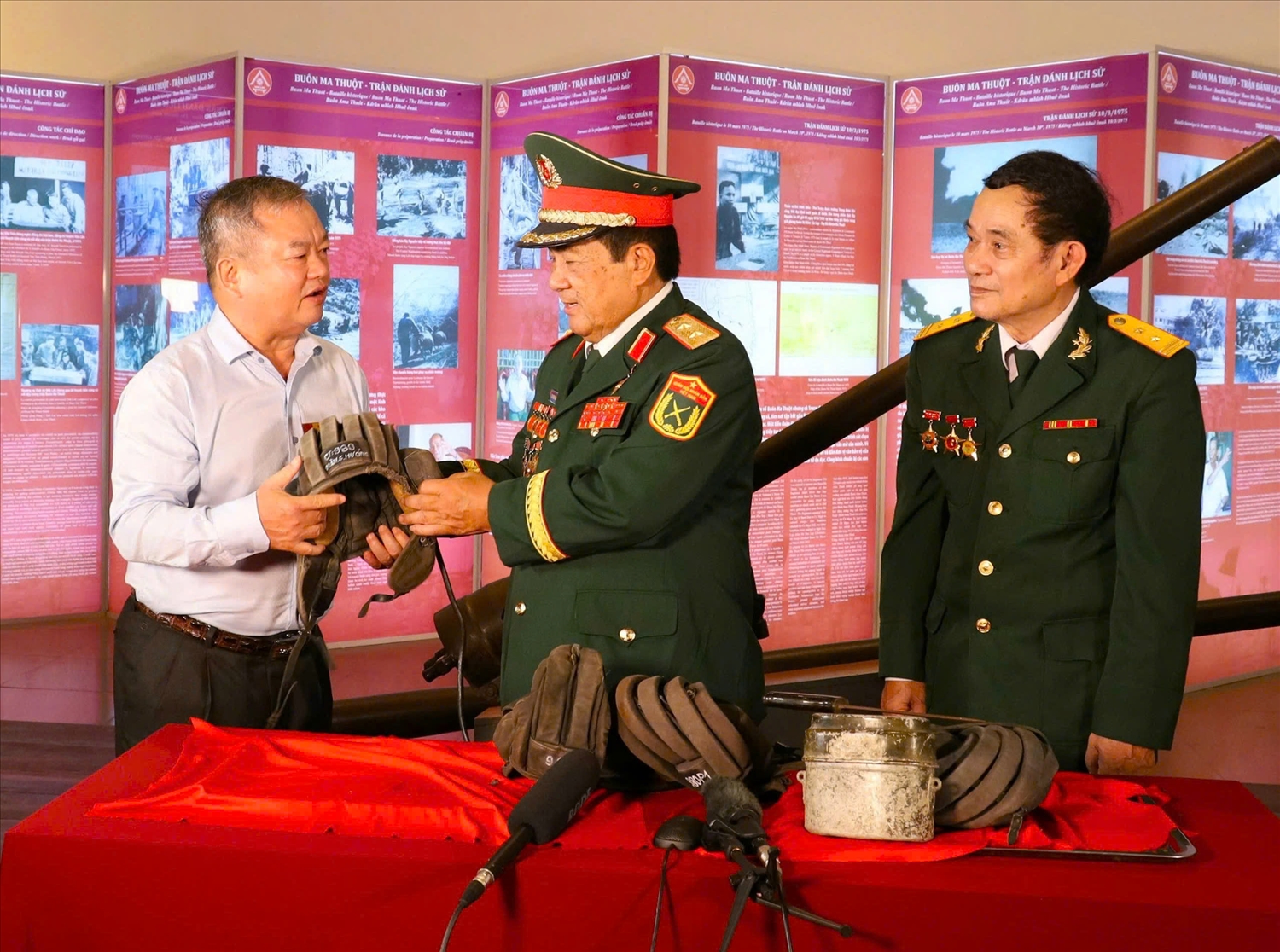 Ông Đặng Văn Phong (ngoài cùng bên phải) cùng Trung tướng, Anh hùng lực lượng vũ trang Đoàn Sinh Hưởng trao kỷ vật thời chiến cho tỉnh Đắk Lắk