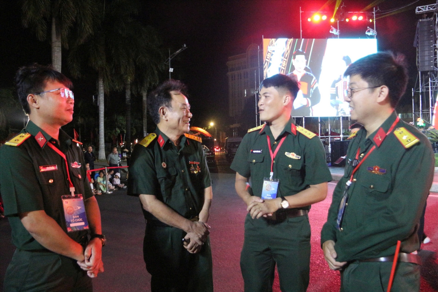 Cựu chiến binh Đăng Văn Phong kể chuyện thời chiến với những người lính trẻ