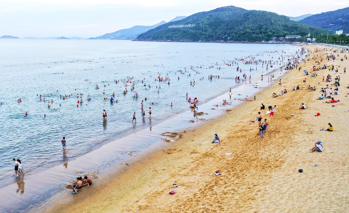 Rất đông du khách đến biển Quy Nhơn trong dịp lễ