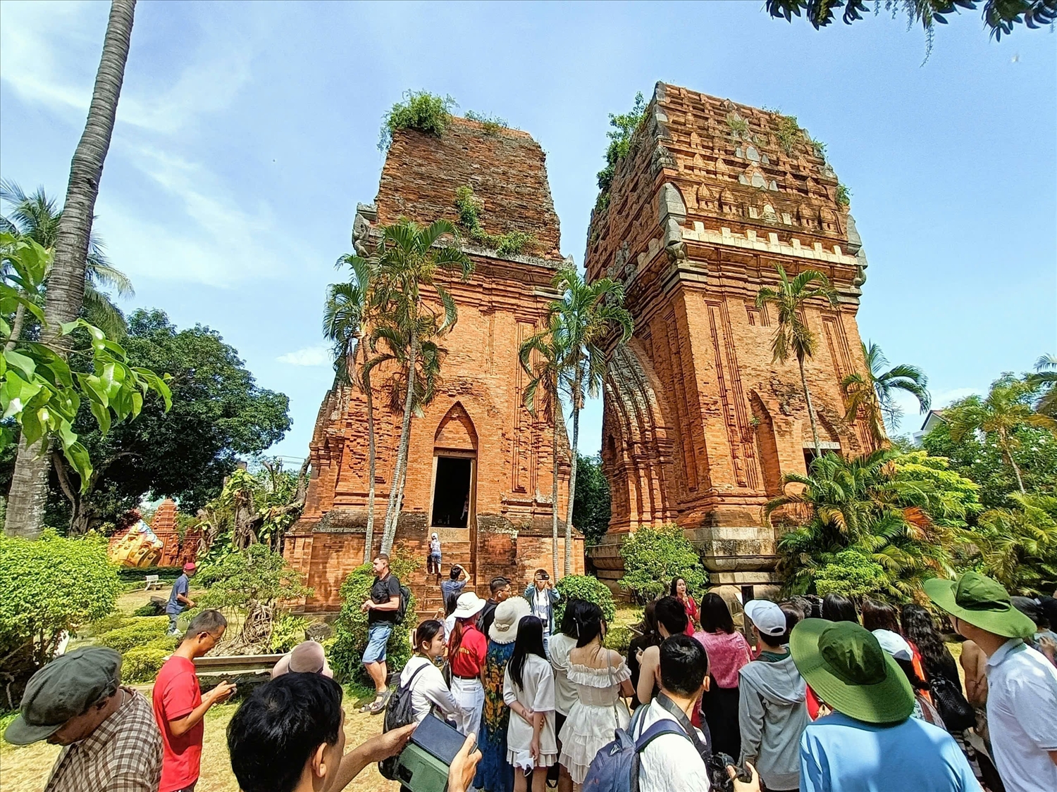 Du khách đến Bình Định trong dịp lễ thích thú với việc khám phá các di tích lịch sử 