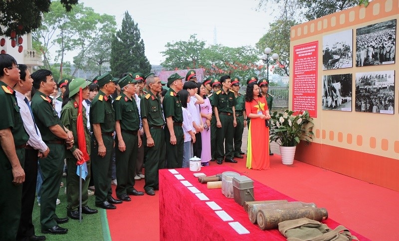 Thuyết minh viên giới thiệu các hiện vật lịch sử tại không gian trưng bày chuyên đề “Giải phóng miền Nam 1975 - Bản hùng ca đại thắng” (Ảnh: Thanh Hoa)