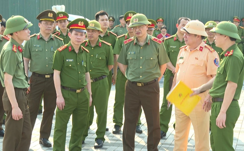 Thiếu tướng Trần Phú Hà, Giám đốc Công an tỉnh Thanh Hóa, kiểm tra, đôn đốc, chỉ đạo công tác bảo đảm an ninh trật tự trên địa bàn TP Sầm Sơn. Ảnh: Công an Thanh Hóa
