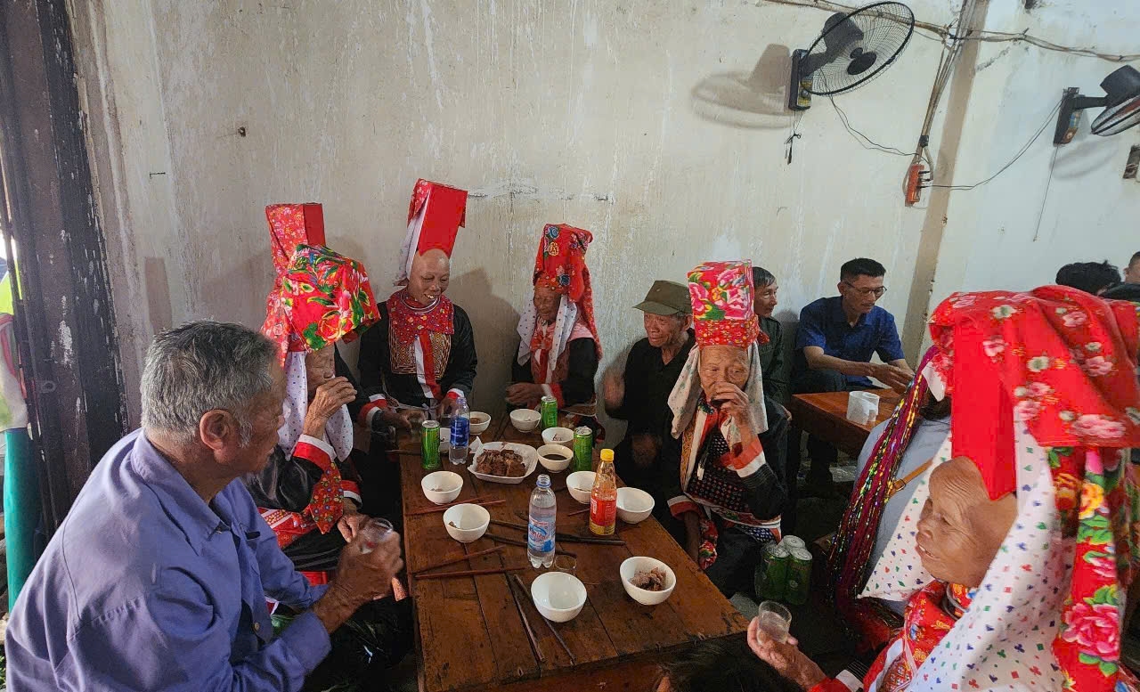 Tiếng chúc rượu vang lên giữa không gian nhộn nhịp