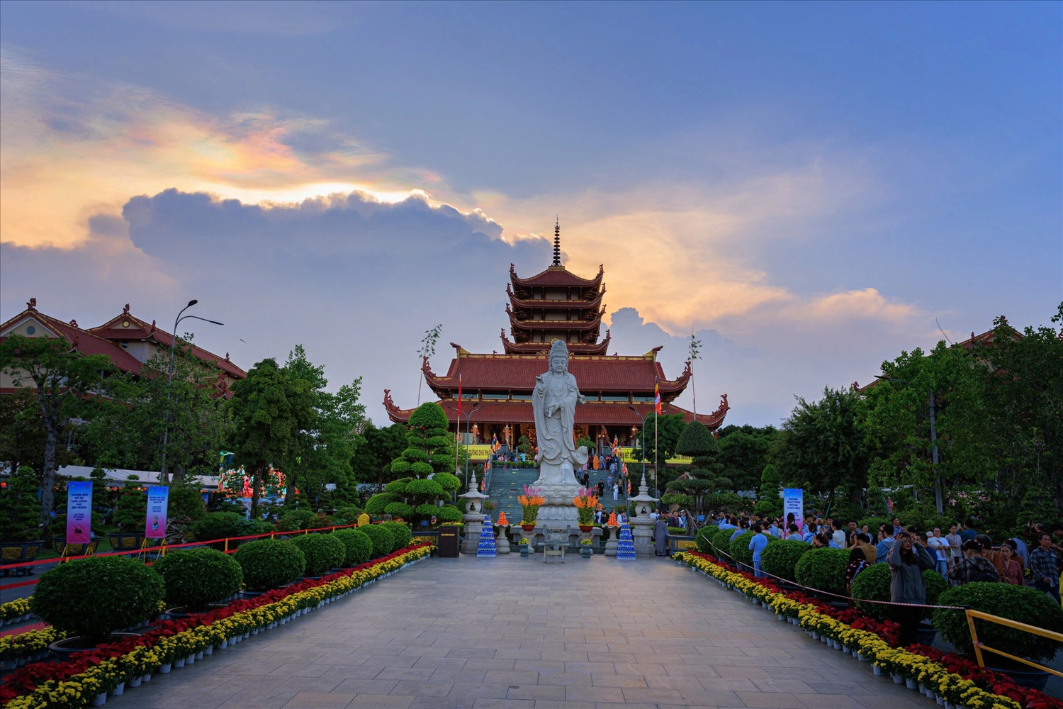 Khoảnh khắc xúc động được phật tử chụp lại (Ảnh: Bo Nguyễn)