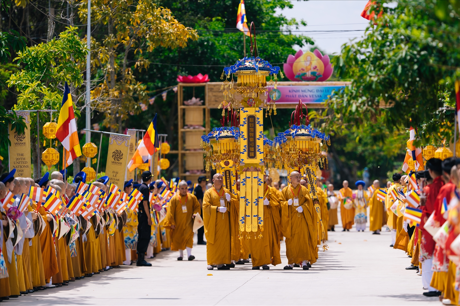 Hàng nghìn tăng ni, phật tử TP. Hồ Chí Minh nghinh đón Xá lợi Đức Phật vào ngày 2/5/2025