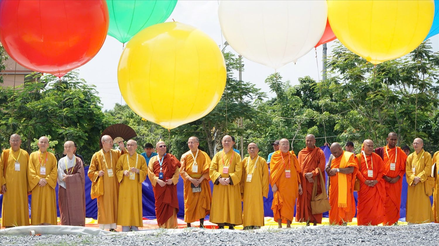 Tham dự Lễ thượng đại kỳ Phật giáo có Hòa thượng TS. Tampalawela Dhammaratana, Phó Chủ tịch Thường trực Ủy ban Quốc tế tổ chức đại lễ Phật đản Liên hợp quốc ICDV, các vị chức sắc Giáo hội Phật giáo Việt Nam và quốc tế.