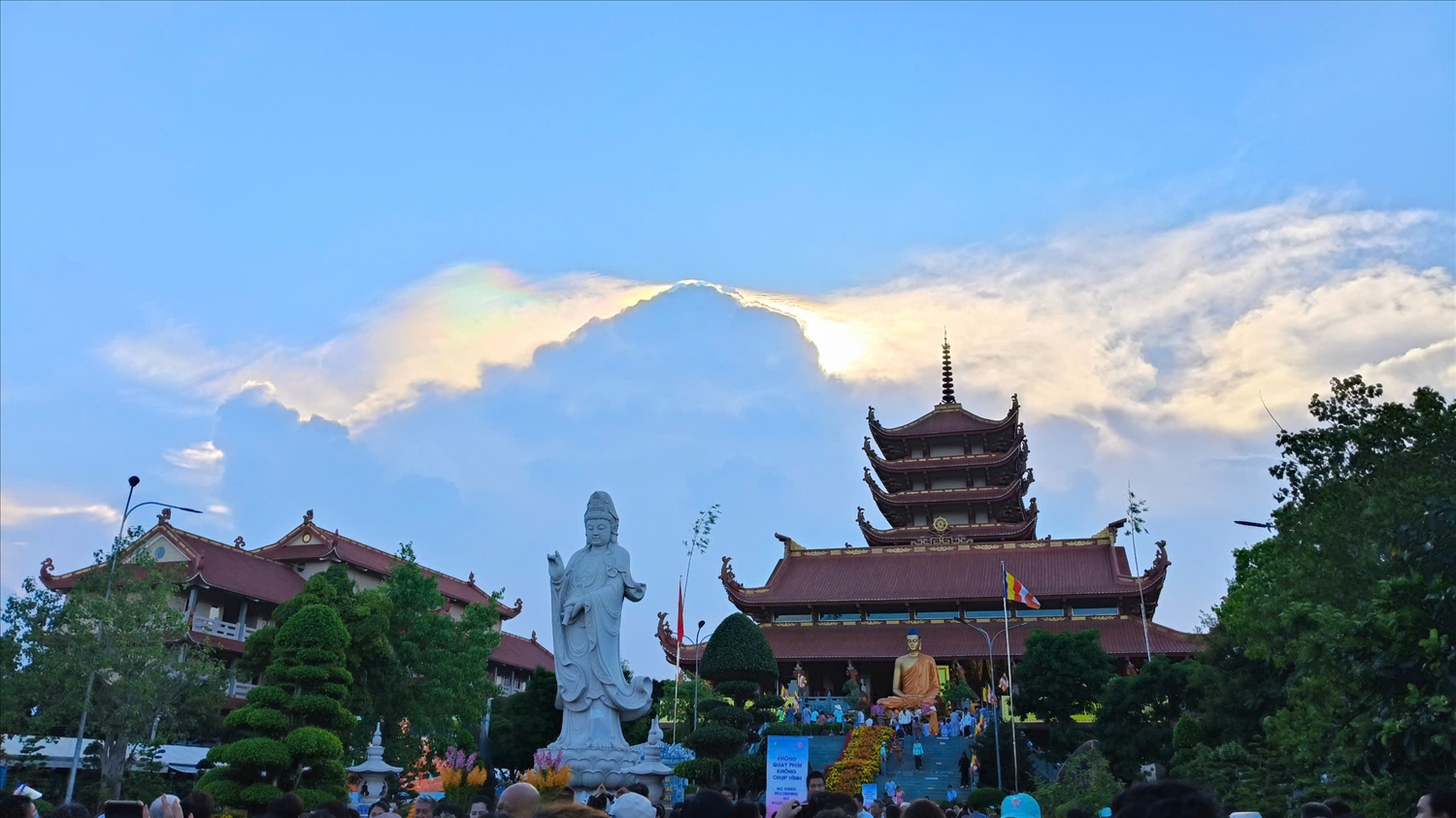 Mây ngũ sắc xuất hiện ngay nơi tôn trí Xá lợi Phật trước ngày khai mạc Đại lễ Vesak Liên Hợp Quốc 2025
