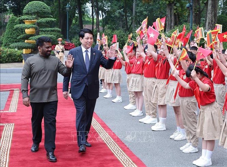 Thiếu nhi Hà Nội chào mừng Tổng thống Sri Lanka Anura Kumara Dissanayaka thăm cấp Nhà nước đến Việt Nam. Ảnh: TTXVN