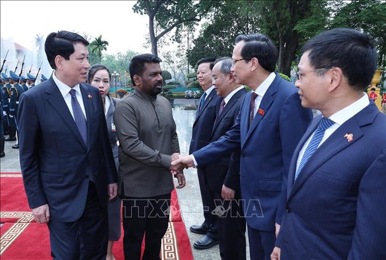 Chủ tịch nước Lương Cường giới thiệu thành viên đoàn Việt Nam với Tổng thống Sri Lanka Anura Kumara Dissanayaka. Ảnh: TTXVN