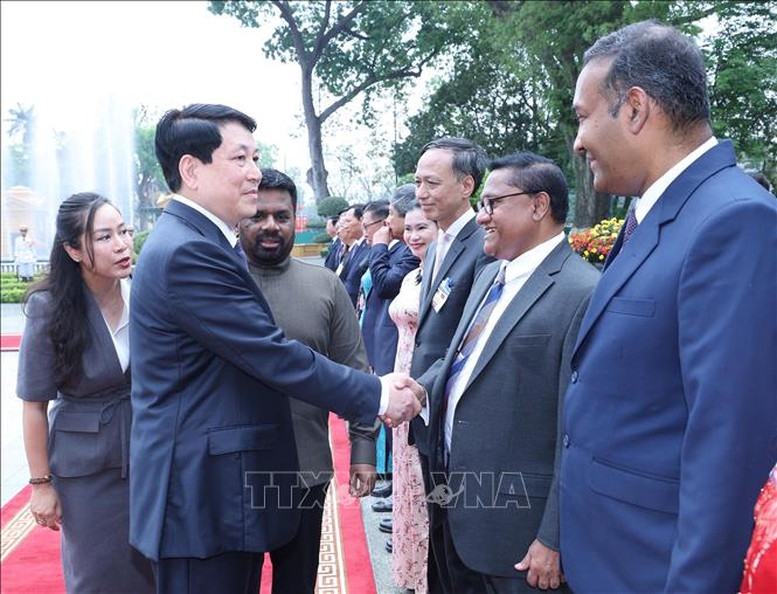 Tổng thống Anura Kumara Dissanayaka giới thiệu thành viên đoàn Sri Lanka với Chủ tịch nước Lương Cường. Ảnh: TTXVN
