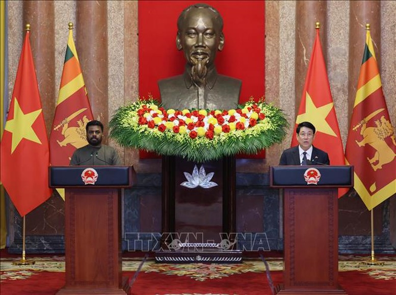 Chủ tịch nước Lương Cường và Tổng thống Sri Lanka Anura Kumara Dissanayaka tại cuộc gặp gỡ báo chí, sáng 5/5. Ảnh: TTXVN