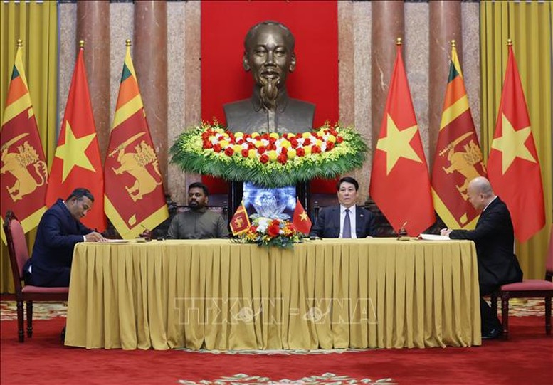 Chủ tịch nước Lương Cường và Tổng thống Sri Lanka Anura Kumara Dissanayaka đã chứng kiến lễ ký 5 văn kiện hợp tác trong các lĩnh vực ngoại giao, thương mại, hải quan, nông nghiệp và chế tạo máy. Ảnh: TTXVN