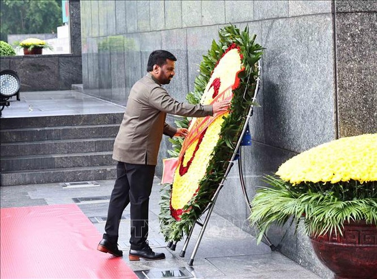 Tổng thống Sri Lanka Anura Kumara Dissanayaka đến đặt vòng hoa và vào Lăng viếng Chủ tịch Hồ Chí Minh. Ảnh: TTXVN
