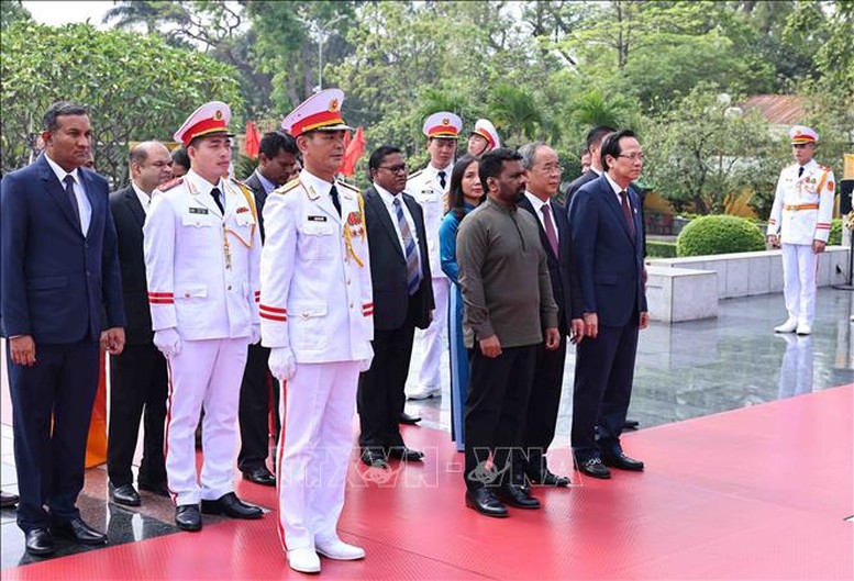 Tổng thống Sri Lanka Anura Kumara Dissanayaka và đại biểu tưởng niệm các Anh hùng liệt sĩ. Ảnh: TTXVN