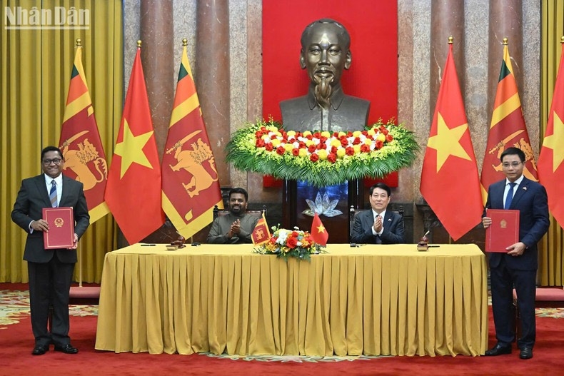 Chủ tịch nước Lương Cường và Tổng thống Sri Lanka Anura Kumara Dissanayaka chứng kiến lễ ký văn kiện hợp tác.