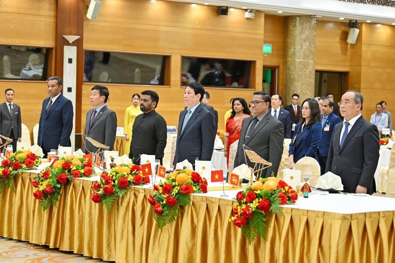 Các đại biểu tại buổi chiêu đãi.