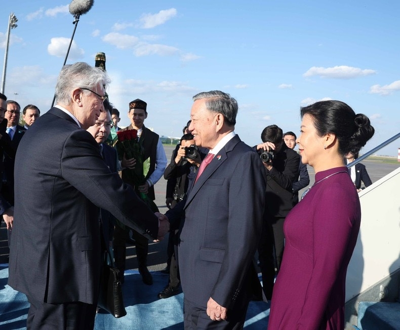 Lễ đón Tổng Bí thư Tô Lâm và Phu nhân tại Sân bay quốc tế Nursultan Nazarbayev, thủ đô Astana. (Ảnh: THỐNG NHẤT/TTXVN)