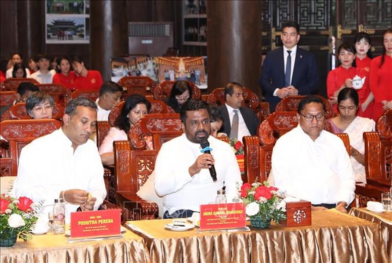 Tổng thống Sri Lanka Anura Kumara Disanayaka (giữa) phát biểu tại buổi đến thăm chùa Bái Đính.