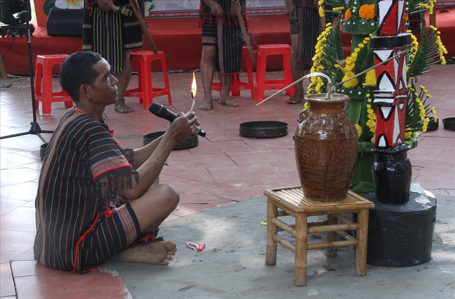 Đồng bào Mnông thường cúng bếp lửa vào tháng 3 trước khi bắt đầu mùa vụ mới