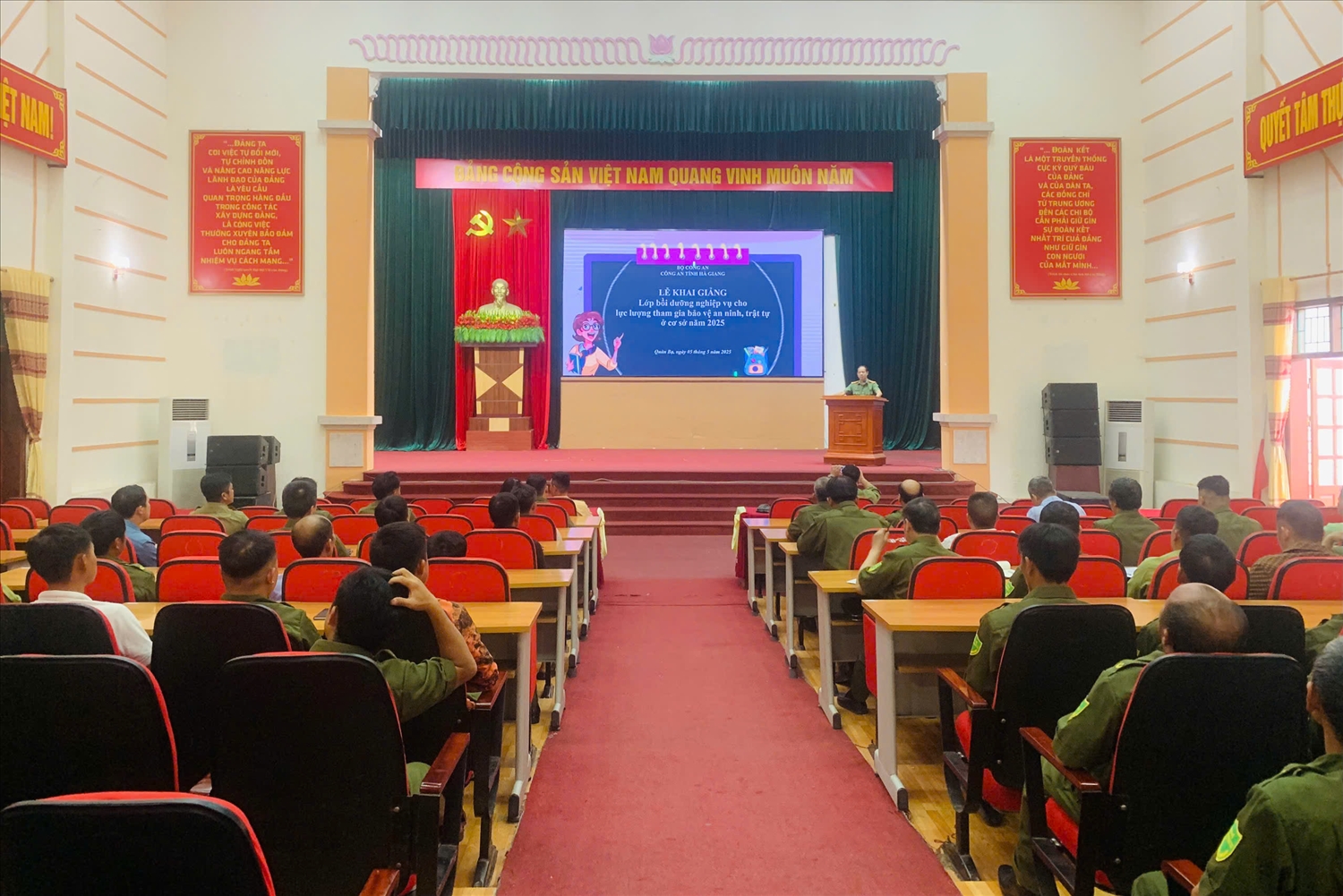 Quang cảnh buổi khai giảng lớp bồi dưỡng nghiệp vụ cho lực lượng tham gia bảo vệ an ninh tại cơ sở năm 2025