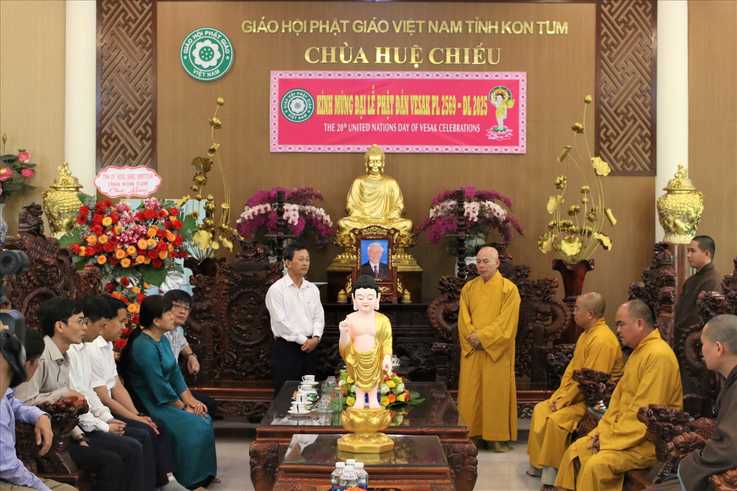 Bí thư Tỉnh ủy Kon Tum Dương Văn Trang phát biểu chúc mừng Ban Trị sự Giáo hội Phật giáo Việt Nam tỉnh Kon Tum nhân dịp Đại lễ Phật đản 