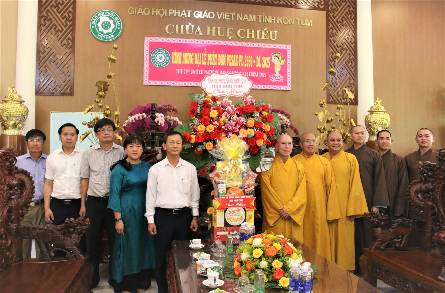 Tỉnh ủy, HĐND, UBND, UBMTTQ Việt Nam tỉnh Kon Tum tặng hoa chúc mừng Ban Trị sự Giáo hội Phật giáo Việt Nam tỉnh Kon Tum nhân dịp Đại lễ Phật đản