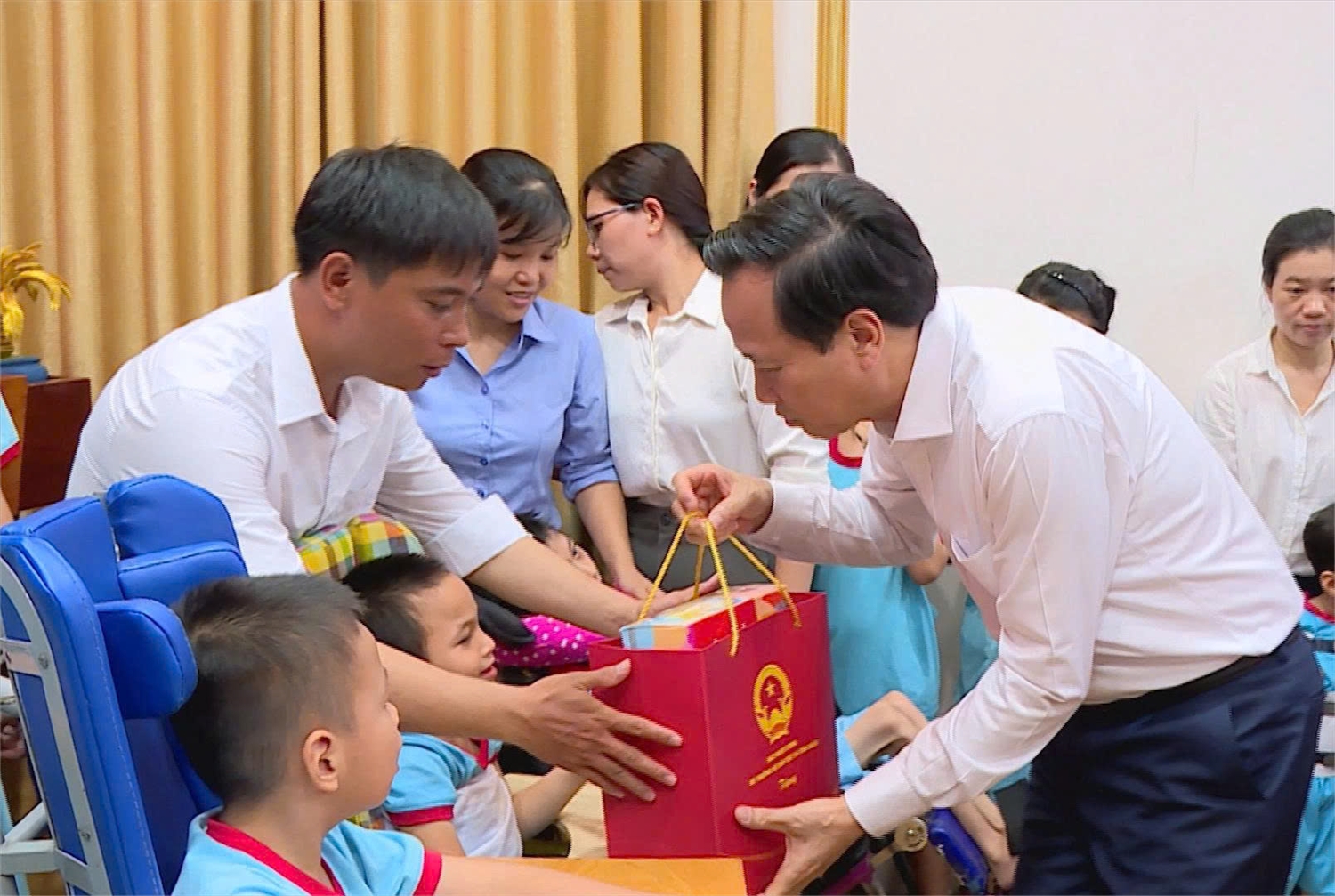 Bộ trưởng Đào Ngọc Dung tặng quà và thăm hỏi ân cần đến các em nhỏ tại Trung tâm ( ảnh: Anh Vũ)