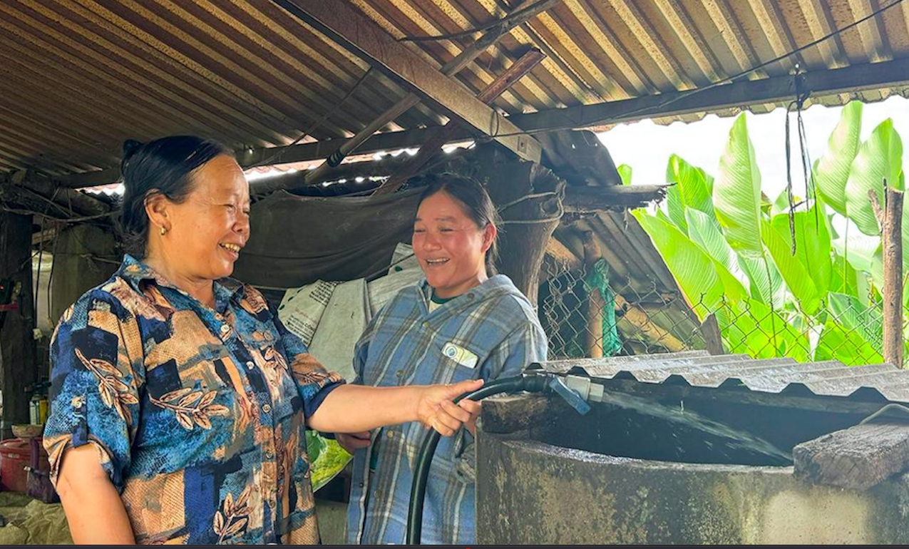 Bà Lục Thị Hè (bên trái) thôn A Xay, xã Khánh Nam vui mừng vì được NHCSXH cho vay vốn để đầu tư hệ thống nước sạch