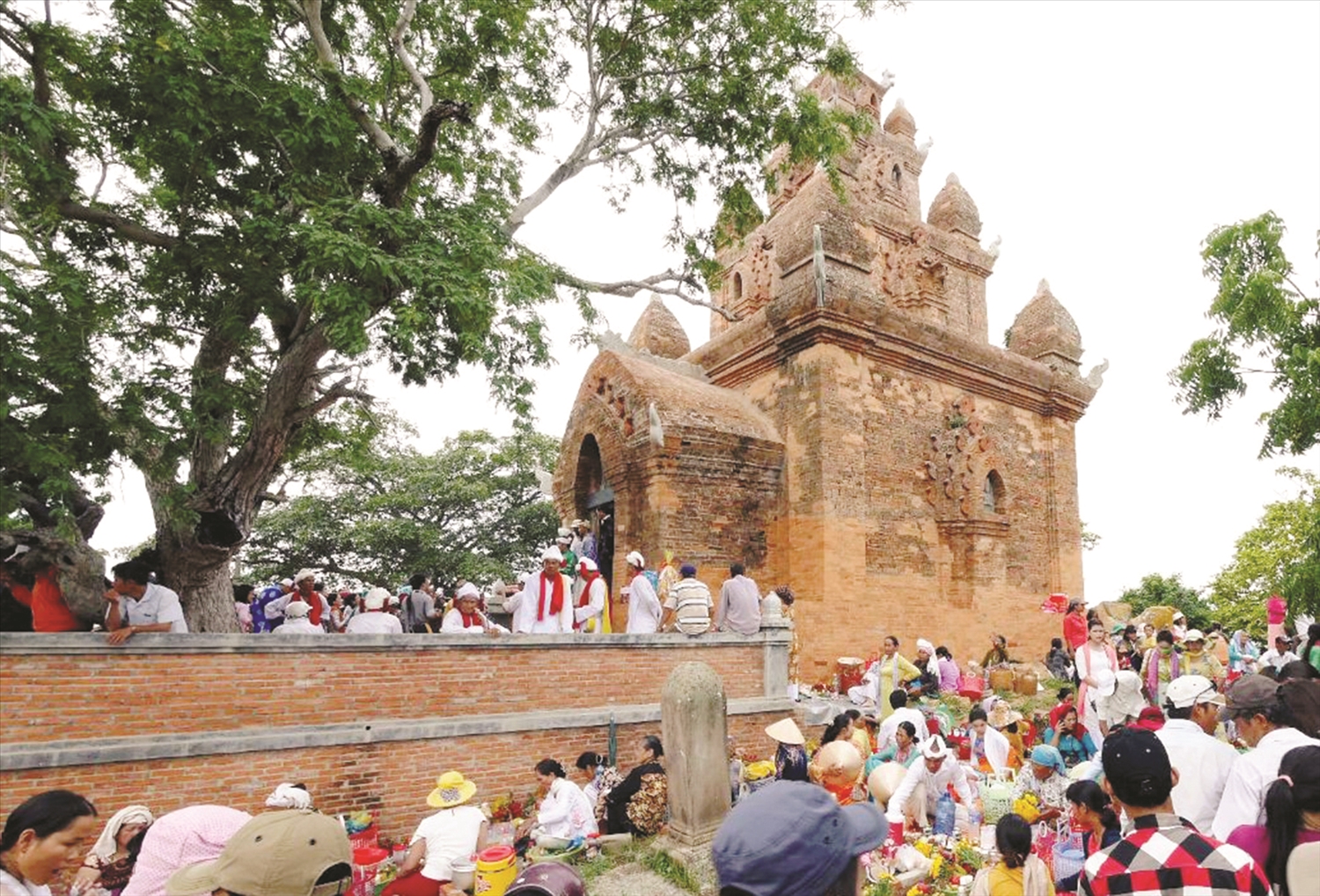 Đồng bào Chăm và du khách đến với tháp Pô Rômê trong mùa lễ hội Katê
