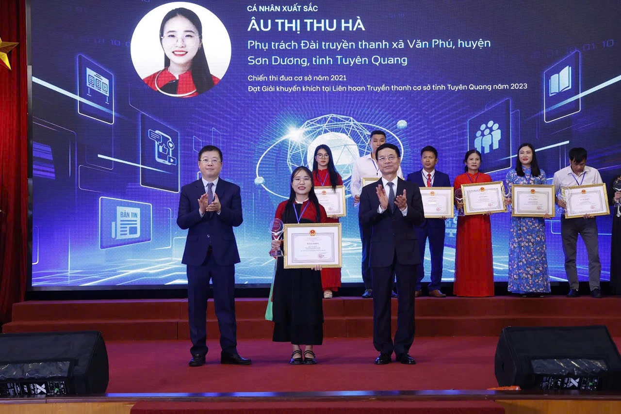 Chị Âu Thị Thu Hà (bên trái) được nhận Bằng khen vì có thành tích xuất sắc trong hoạt động thông tin cơ sở năm 2023.