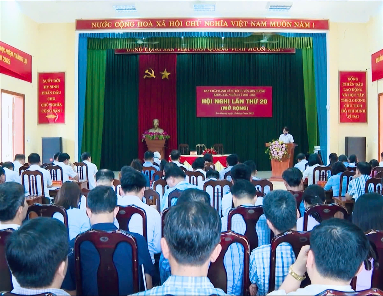  Quang cảnh buổi họp 