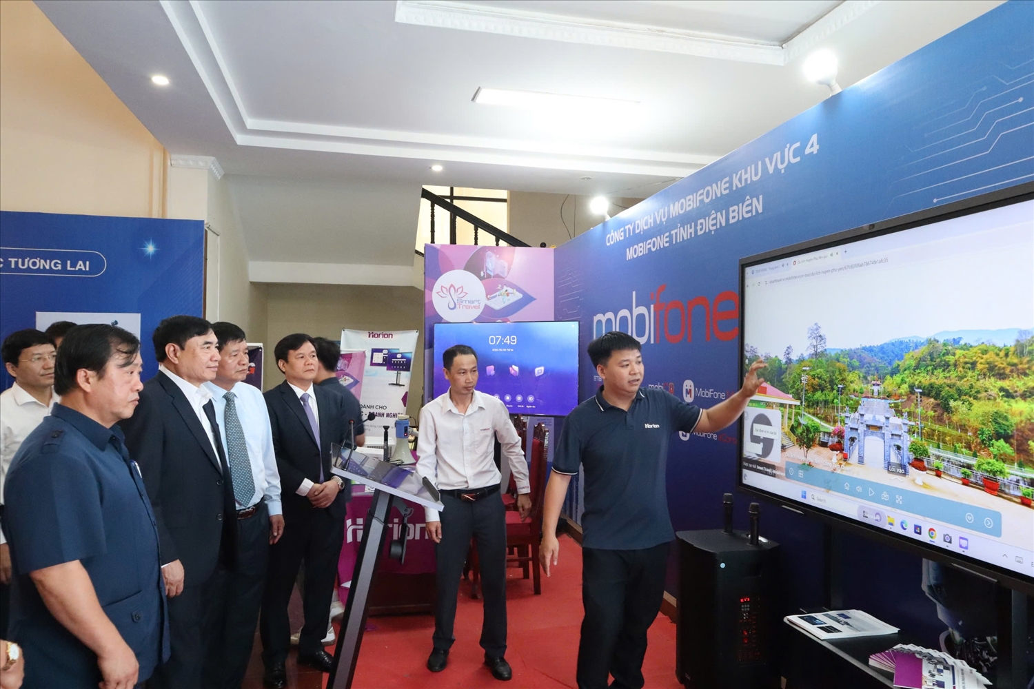 Các đại biểu tham quan các ứng dụng AI và công nghệ mới tại gian hàng tại ngày hội
