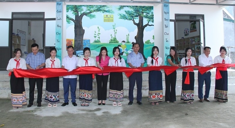 Các đại biểu thực hiện nghi thức khánh thành công trình xây dựng và mua sắm trang thiết bị thư viện Trường THCS Vạn Xuân.