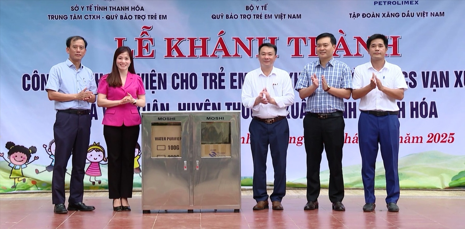 Quỹ Bảo trợ trẻ em Việt Nam tặng quà cho nhà trường