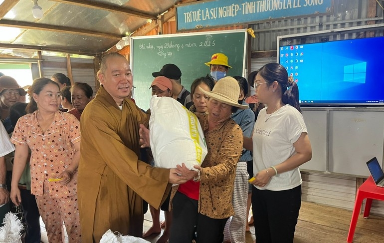 Đại đức Thích Đồng Quảng trao quà tại Lớp học tình thương làng bè hồ Trị An, thành phố Thủ Đức