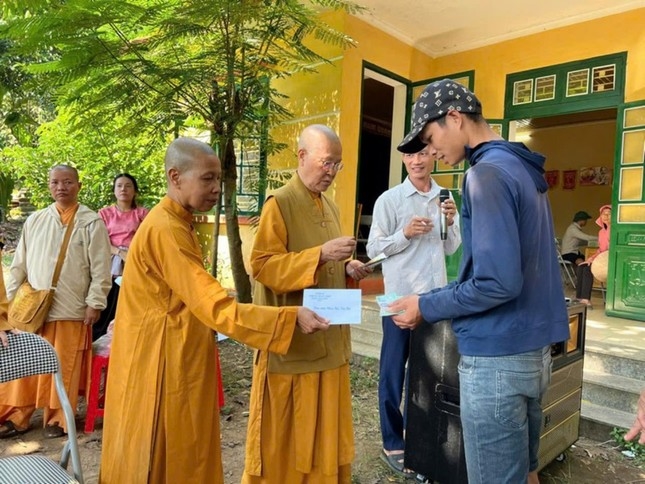 Tăng ni, phật tử trao quà cho hộ dân bị ảnh hưởng bão lũ năm 2024 ở huyện Văn Chấn, tỉnh Yên Bái