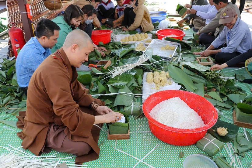 Thượng toạ Thích Minh Quang - Phó trụ trì chùa Tam Chúc cùng bà con phật tử tham gia chương trình ""Vạn bánh chưng xanh dành tặng người nghèo dịp tết Nguyên đán 2025".