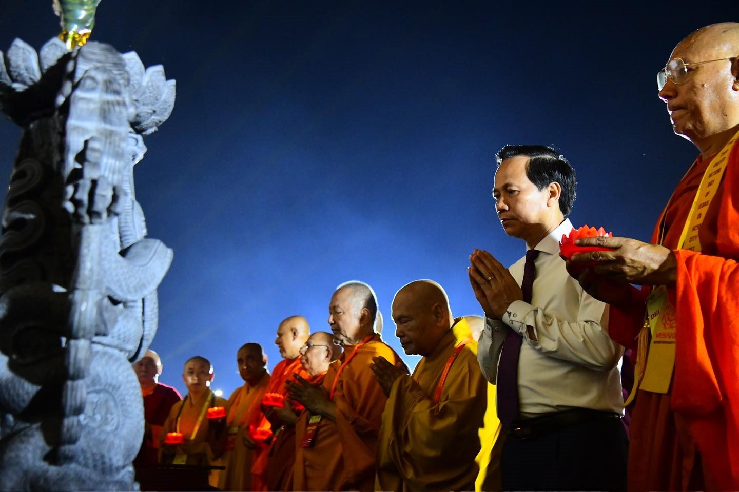 Bộ trưởng Đào Ngọc Dung và các vị đại biểu thành tâm cầu nguyện cho nền hòa bình vững chắc