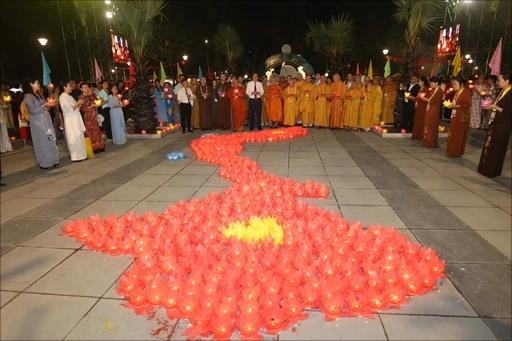 (TIN BỘ TRƯỞNG) Bộ trưởng Bộ Dân tộc và Tôn giáo Đào Ngọc Dung dự Lễ hội hoa đăng cầu nguyện hòa bình 7