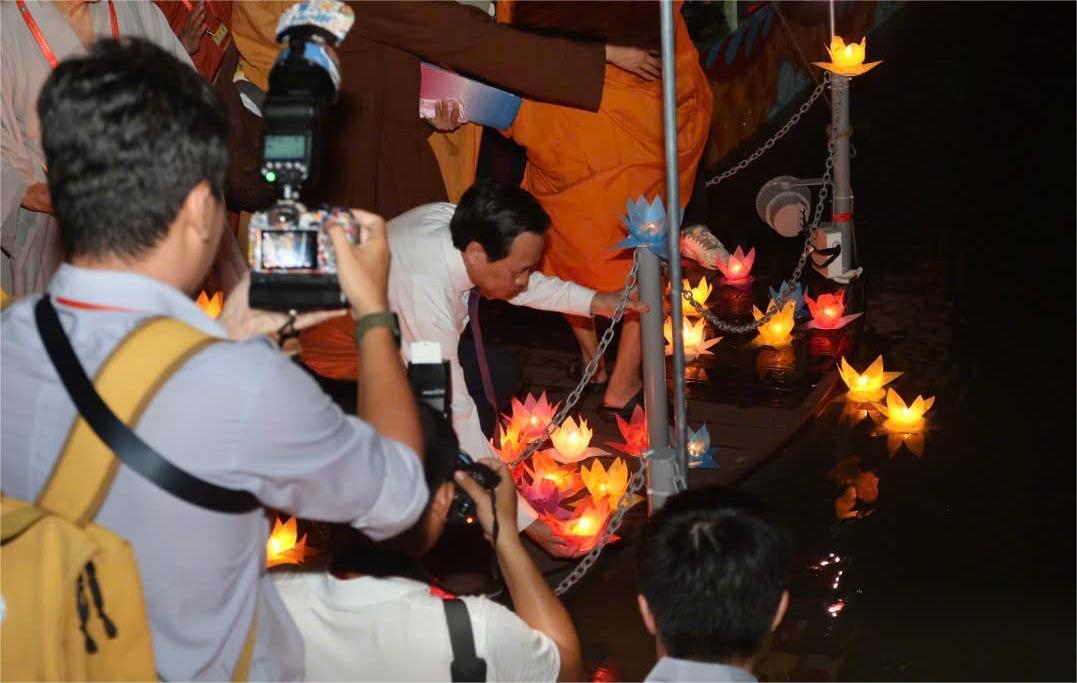Bộ trưởng Đào Ngọc Dung thả hoa đăng, cầu nguyện hòa bình