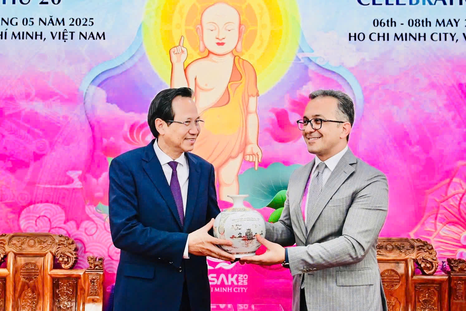 Bộ trưởng Đào Ngọc Dung tặng quà thân mật cho Chủ tịch Ủy ban Nhà nước về các tổ chức tôn giáo tại Azerbaijan