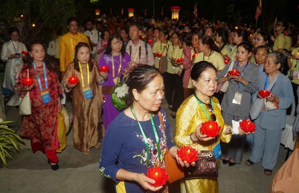 Hàng nghìn phật tử tham dự lễ thả hoa đăng cầu nguyện hòa bình