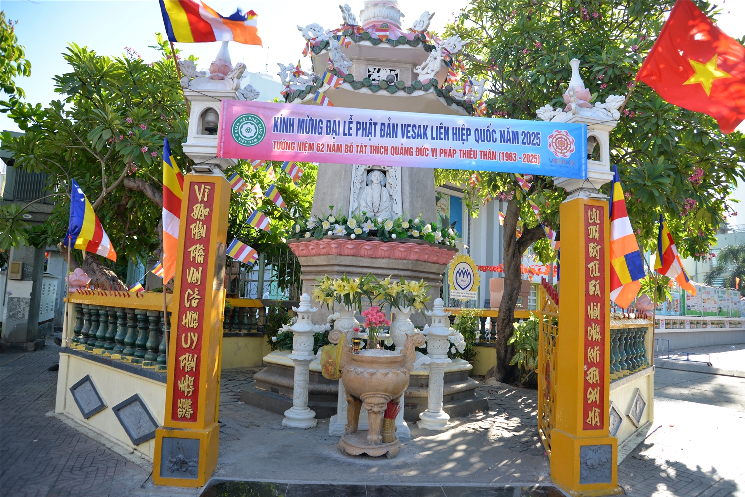 Tại vị trí Bồ Tát Thích Quảng Đức tự thiêu được dựng lên ngôi bảo tháp và tượng ngài để Nhân dân, phật tử đến thắp hương chiêm bái