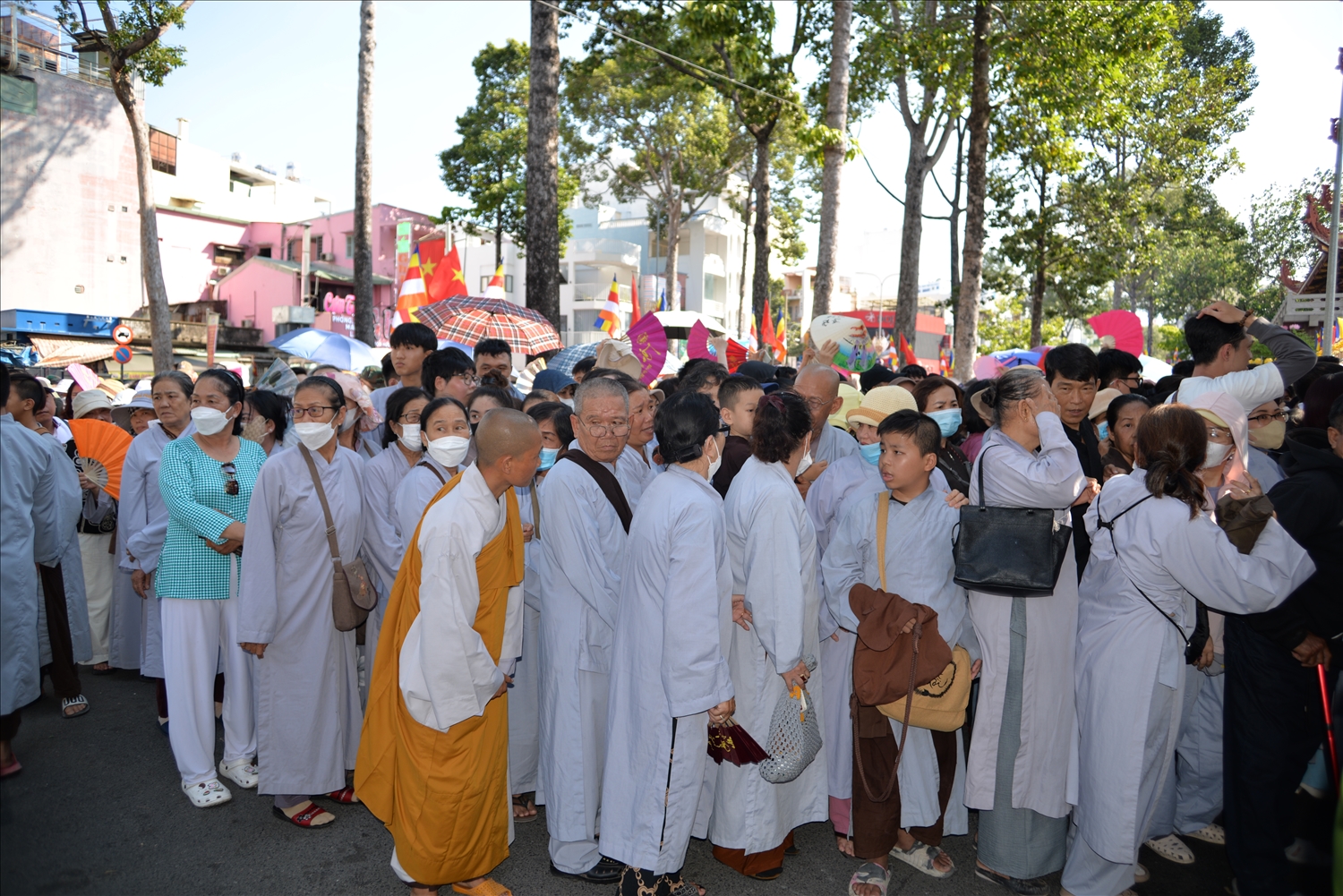 Nhiệt độ ngoài trời khá cao, dòng người tập trung đông và dày đặc. Lực lược bảo vệ đã tổ chức giản cách đám đông bằng cách cho vào từng nhóm theo hàng nhằm bảo đảm sức khoẻ mọi người.