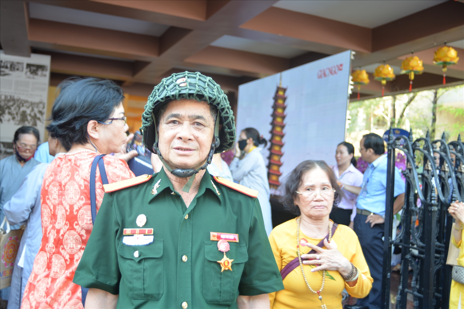 Cựu Chiến binh Phạm Phú Chiến, ngụ quận Tân Bình TP. Hồ Chí Minh. Ông cho biết đã đến Việt Nam Quốc tự lúc 10 giờ sáng và vào xếp hàng theo hướng dẫn của Ban Tổ chức lúc 13 giờ 30. Sau khi chiêm ngưỡng xá lợi Bồ Tát Thích Quảng Đức, ông Chiến nói: “Thông điệp Vesak LHQ 2025 là lòng từ bi giác ngộ và hoà bình thế giới. Nếu không có sự hy sinh của Bồ tát Thích Quảng Đức, chúng ta không có hoà bình như hôm nay. Đến chiêm ngưỡng đảnh lễ ngài nhân Đại lễ Phật Đản Vesak LHQ 2025 tôi học được nhiều điều quý giá về sự hy sinh và lòng yêu nước, nhất là ở các bậc chân tu. Đây là nguồn cảm hứng để tôi giáo dục, dạy vỗ con cháu sống và làm người hữu ích”.