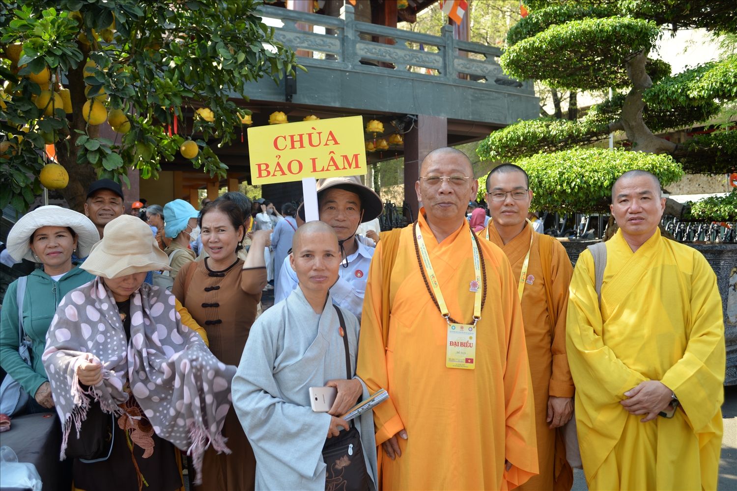 Đoàn hành hương Chùa Bảo Lâm – Xuân Lộc, Đồng Nai và Phật tử tỉnh Đăk Nông bày tỏ: Chúng tôi vượt hàng trăm cây số để về với Đại lễ Phật Đản Vesak LHQ 2025 và đảnh lễ xá lợi Bồ tát Thích Quảng Đức. Đây là niềm tự hào và mong muốn của bà con phật tử được nhìn thấy hiện thân của bồ tát để tu học và được đóng góp nhiều hơn cho gia đình, quê hương, đất nước.