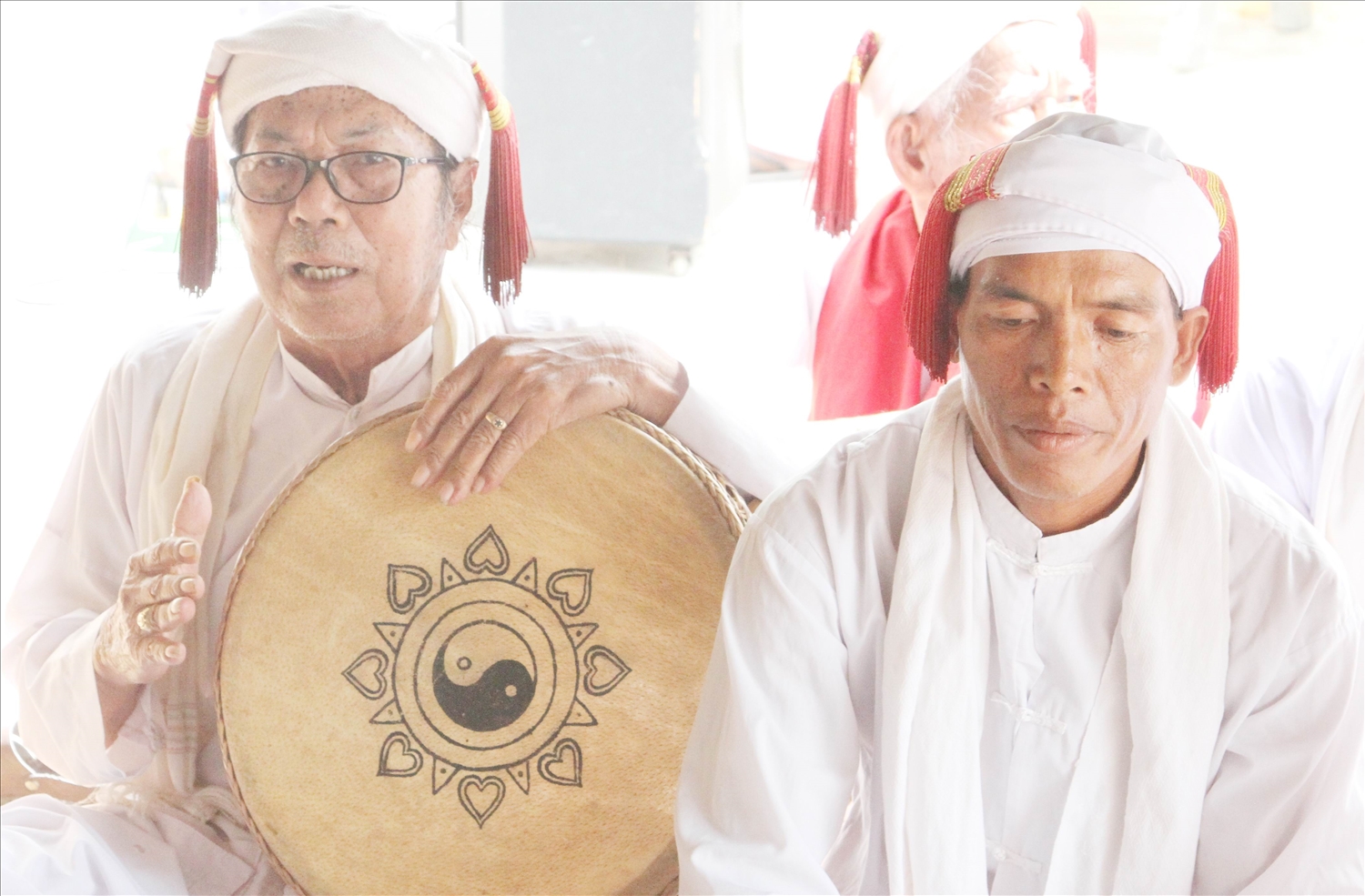 Ông Maduen Sầm Tánh vỗ trống baranưng hát ca ngợi công lao các vị thần linh phù hộ dân làng bình an, hạnh phúc.